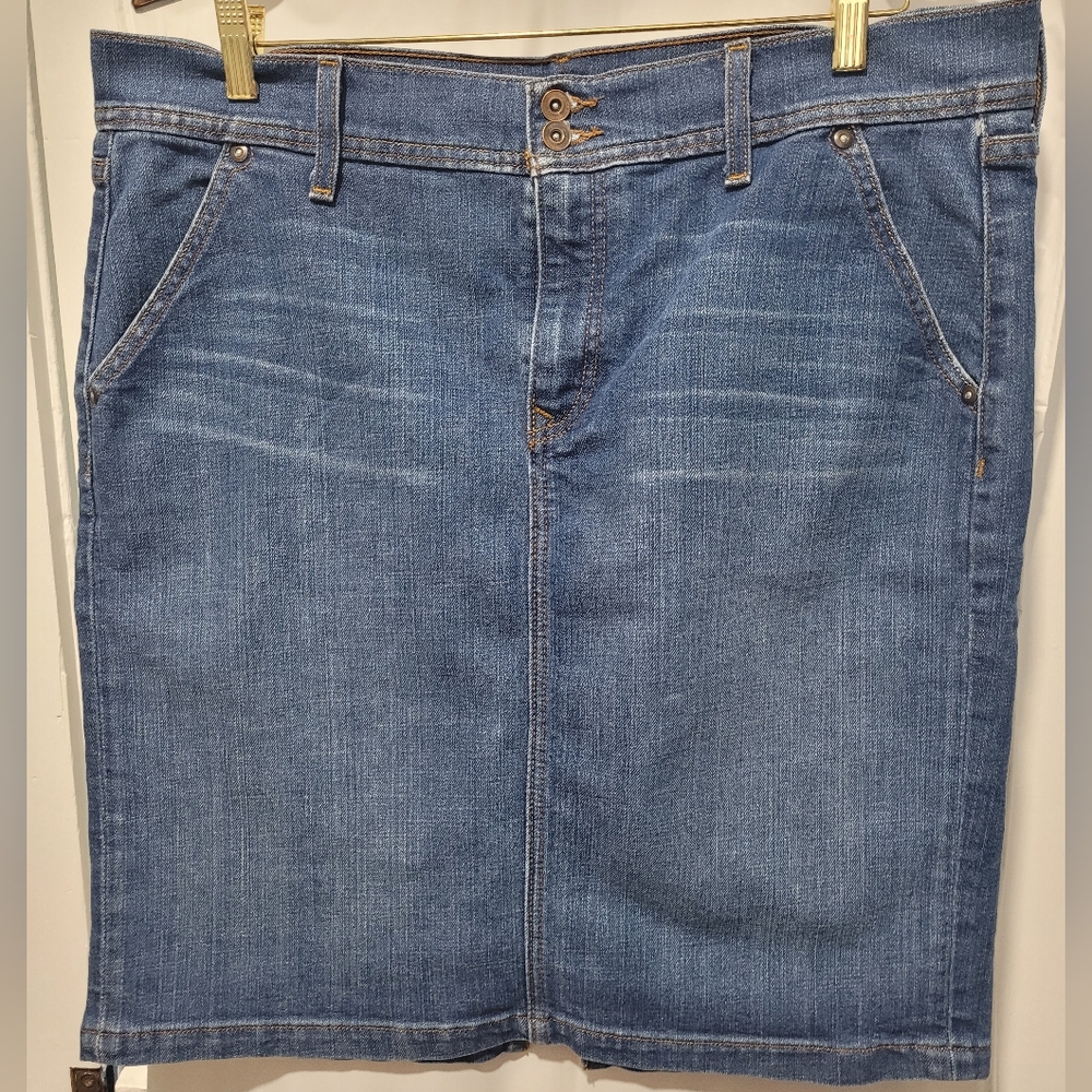 Old Navy denim skirt at the knee size 16